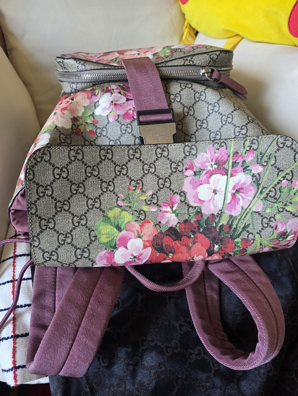 Authentic Gucci Brown GG Supreme Floral Canvas Backpack with Pink Interior - Picture 4 of 16